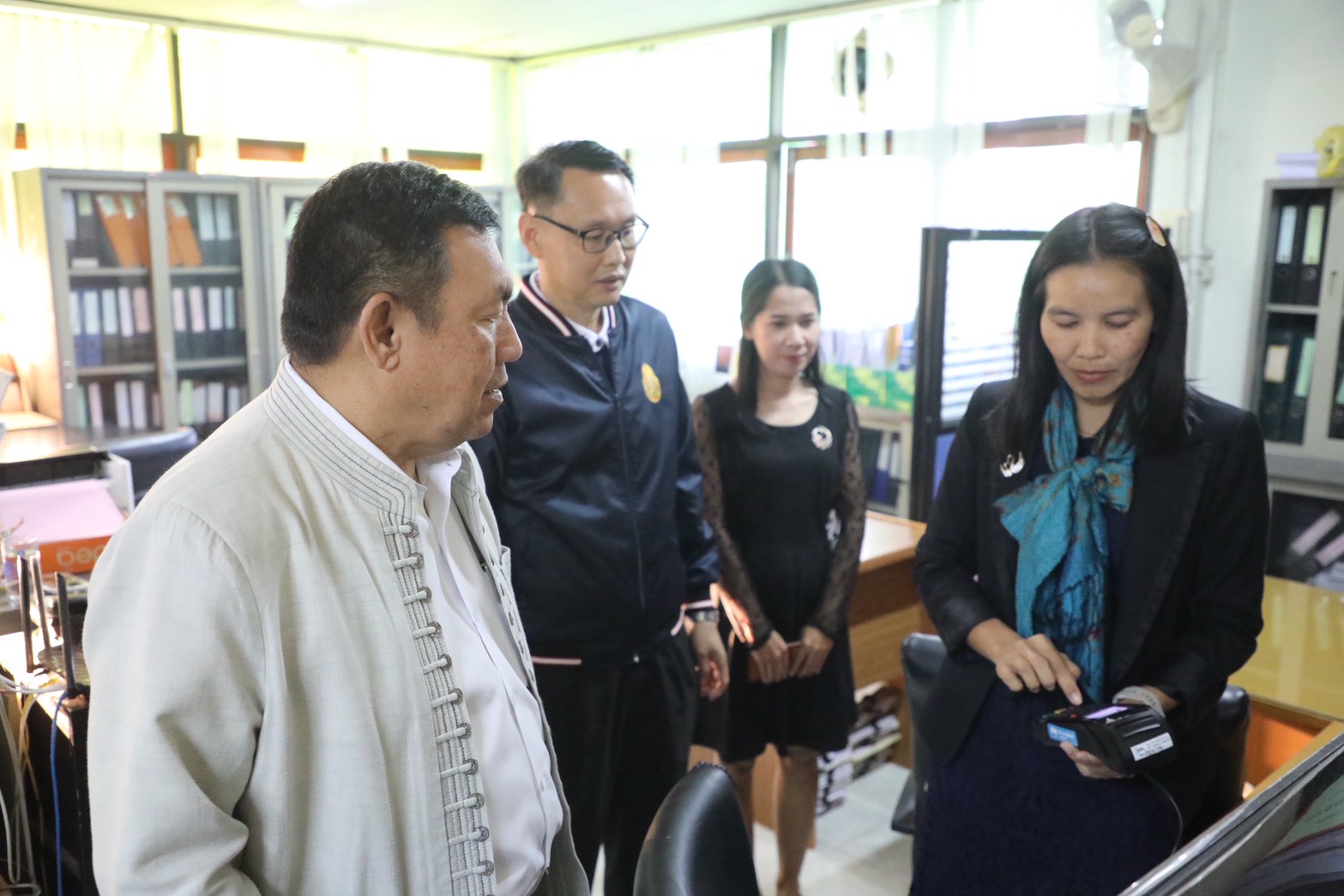 title - เลขาธิการ ส.ป.ก. ตรวจเยี่ยม ส.ป.ก.บุรีรัมย์ ในวาระองคมนตรี เป็นประธานในการเปิดสำนักงานสถานีวิจัยการเกษตรและพัฒนาโครงการหลวงโนนดินแดง ณ จังหวัดบุรีรัมย์